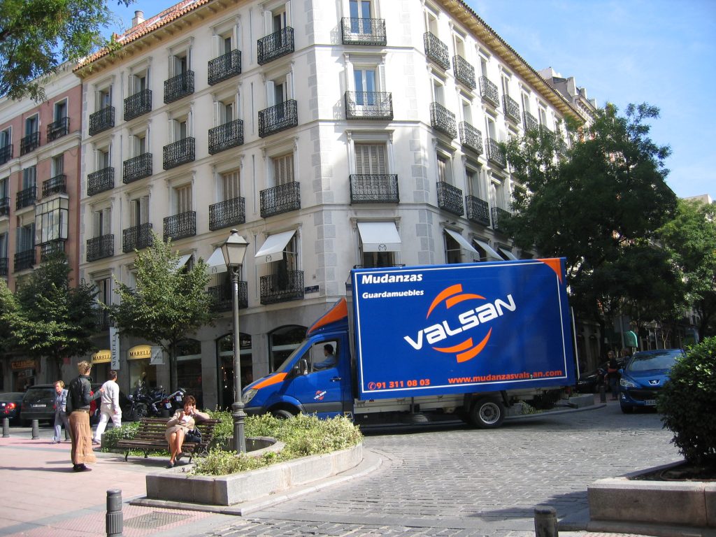 Trastero vs. Guardamuebles en Madrid: ¿Cuál necesitas realmente para tus cosas? Trastero vs. Guardamuebles en Madrid: ¿Cuál necesitas realmente para tus cosas?