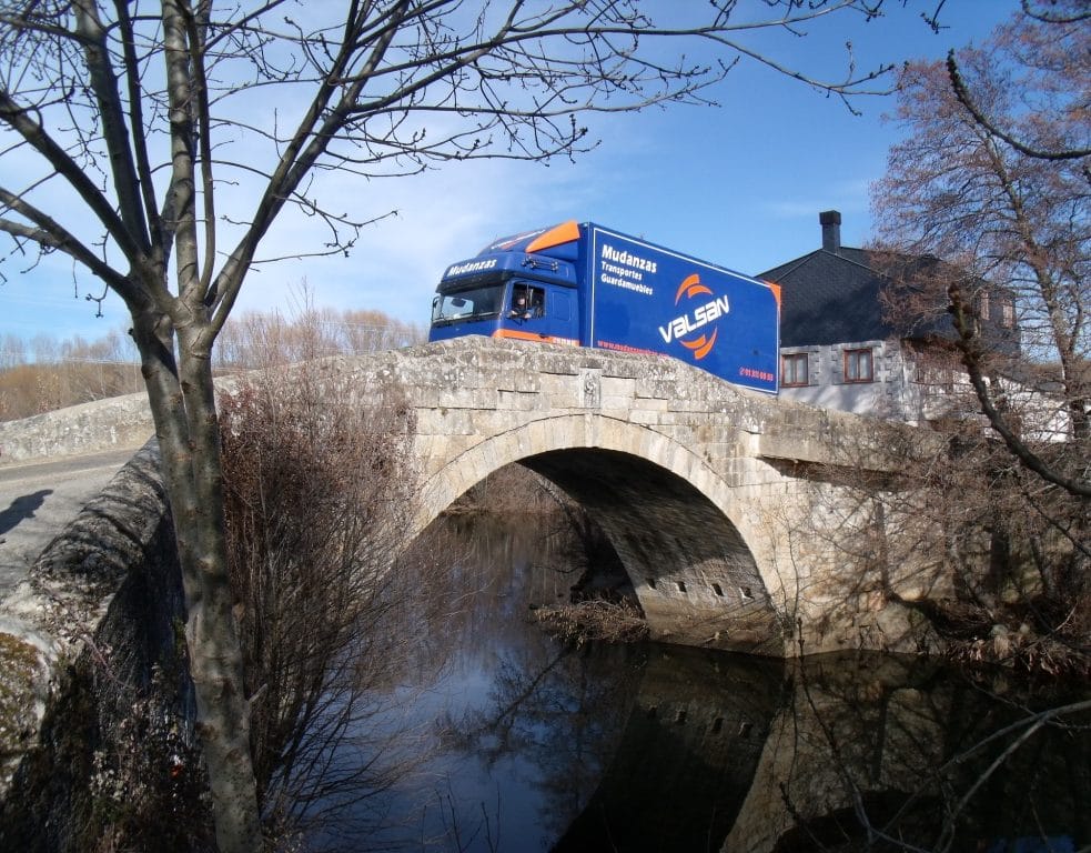 Camión de Mudanzas Valsan pasando por un puente